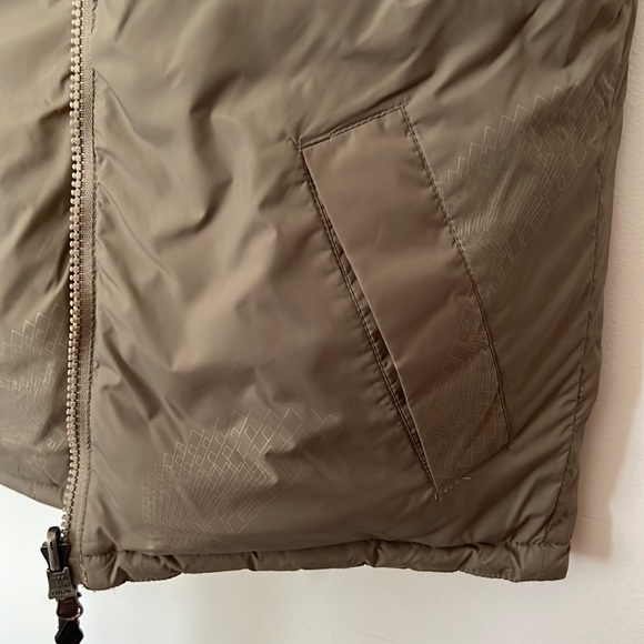 Women’s Volcom Snowboarding Vest - Picture 6 of 12